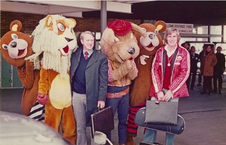 Welcome at the Suzuka track, Japan, when Bob Hanna and James Hunt arrived to inspect the circuit and safety installations on behalf of the FIA, 1976