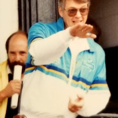Terry-1987-Players-GM-Driver-Meeting-1-685x1024